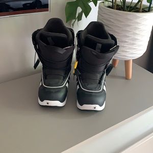 Burton boys snowboard boots